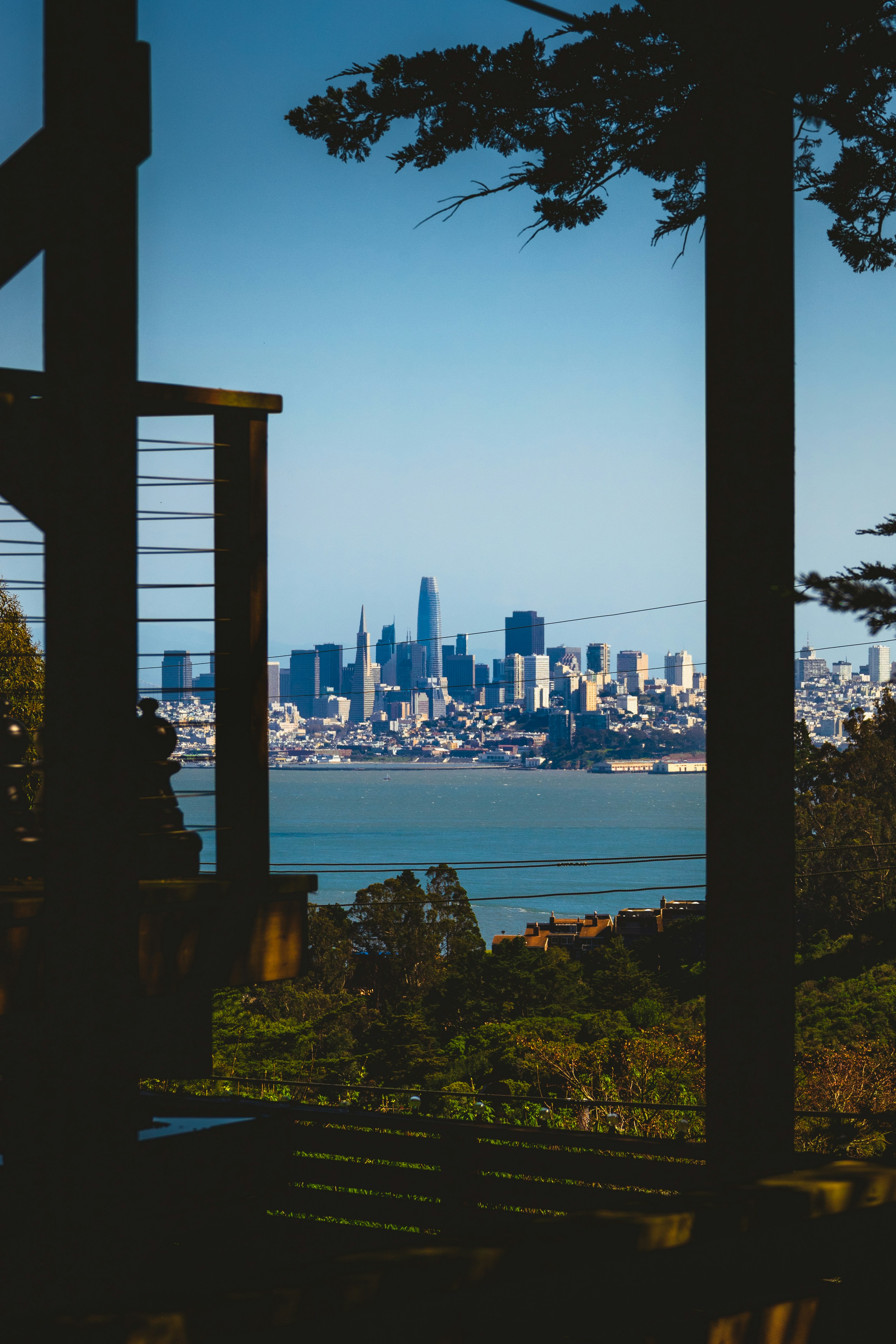 une vue d’une ville depuis un banc de parc