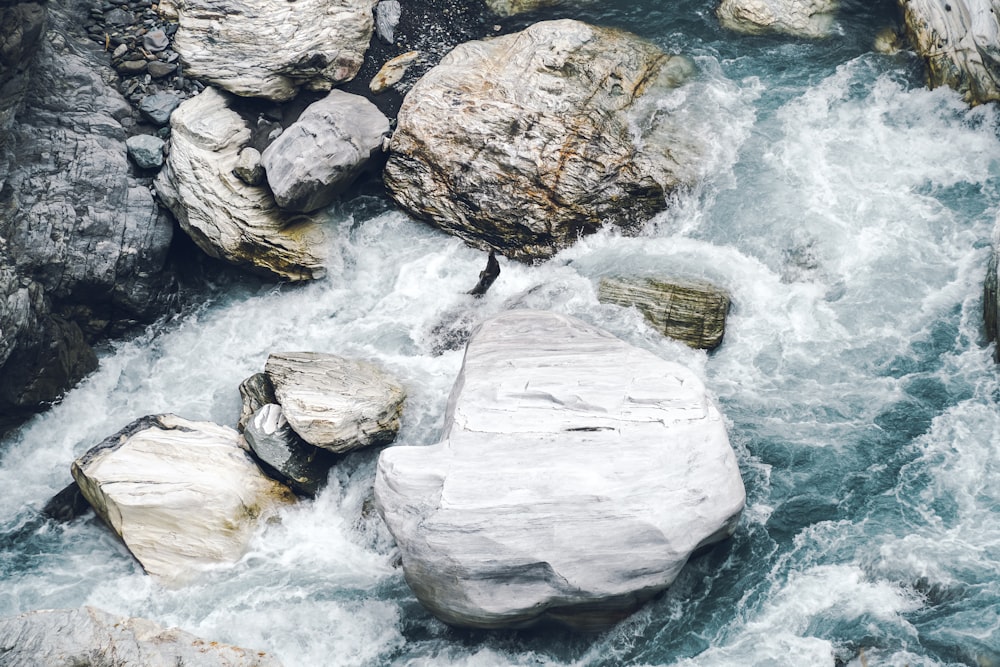 un río con rocas y agua corriendo a través de él