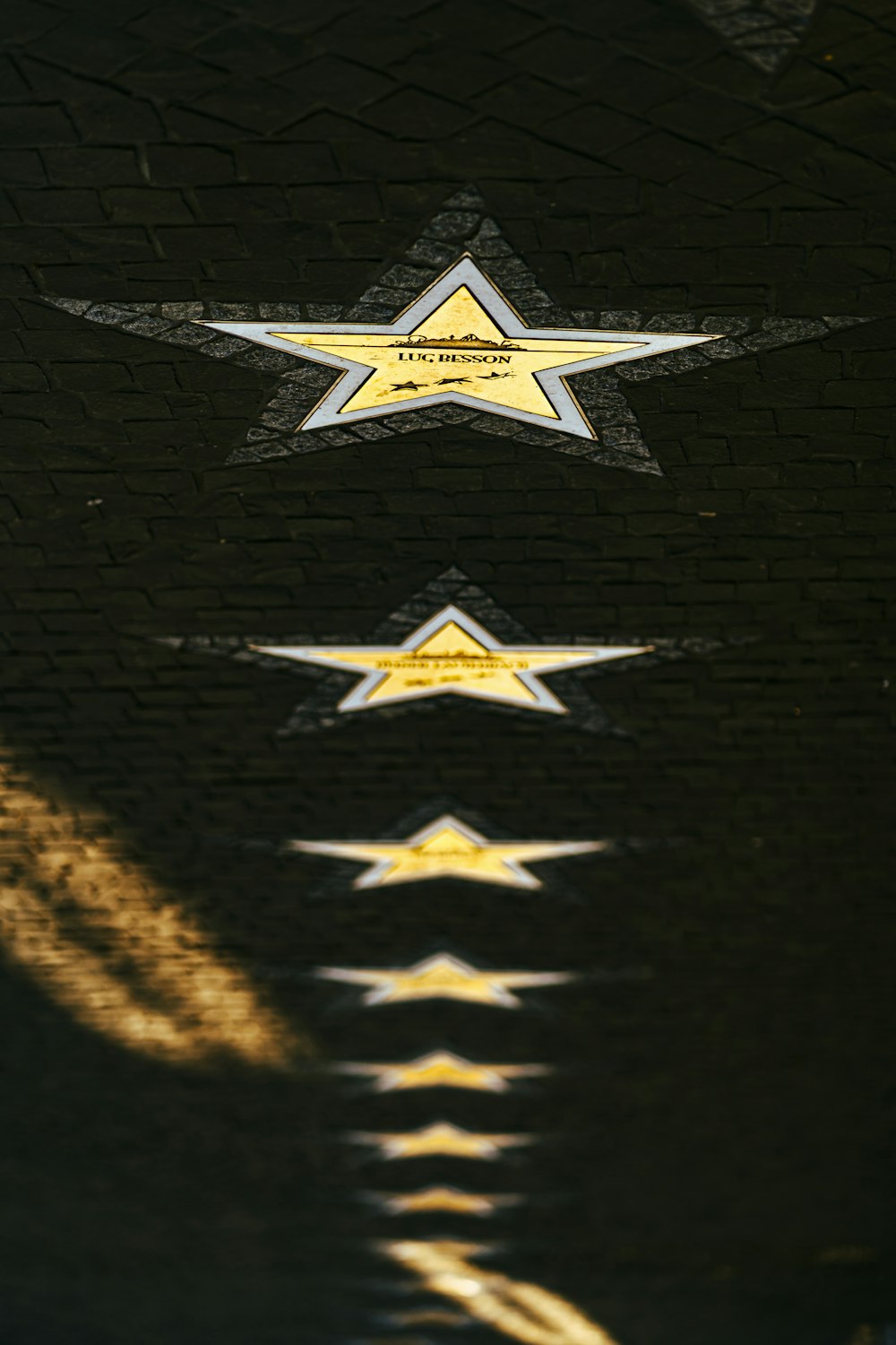 Ein Bild eines Sterns auf einer Ziegelmauer