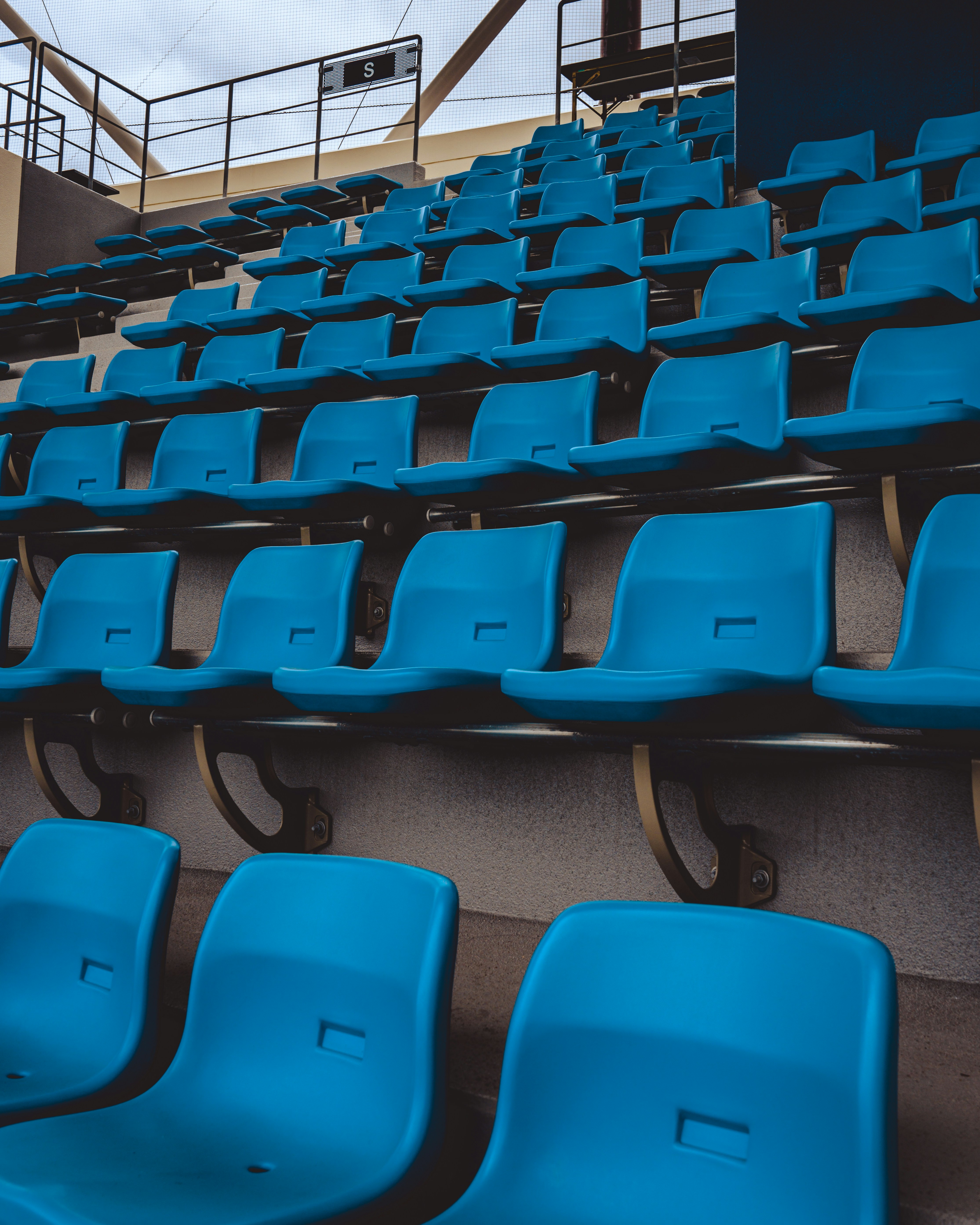 観覧席の上に座っている青い椅子の列