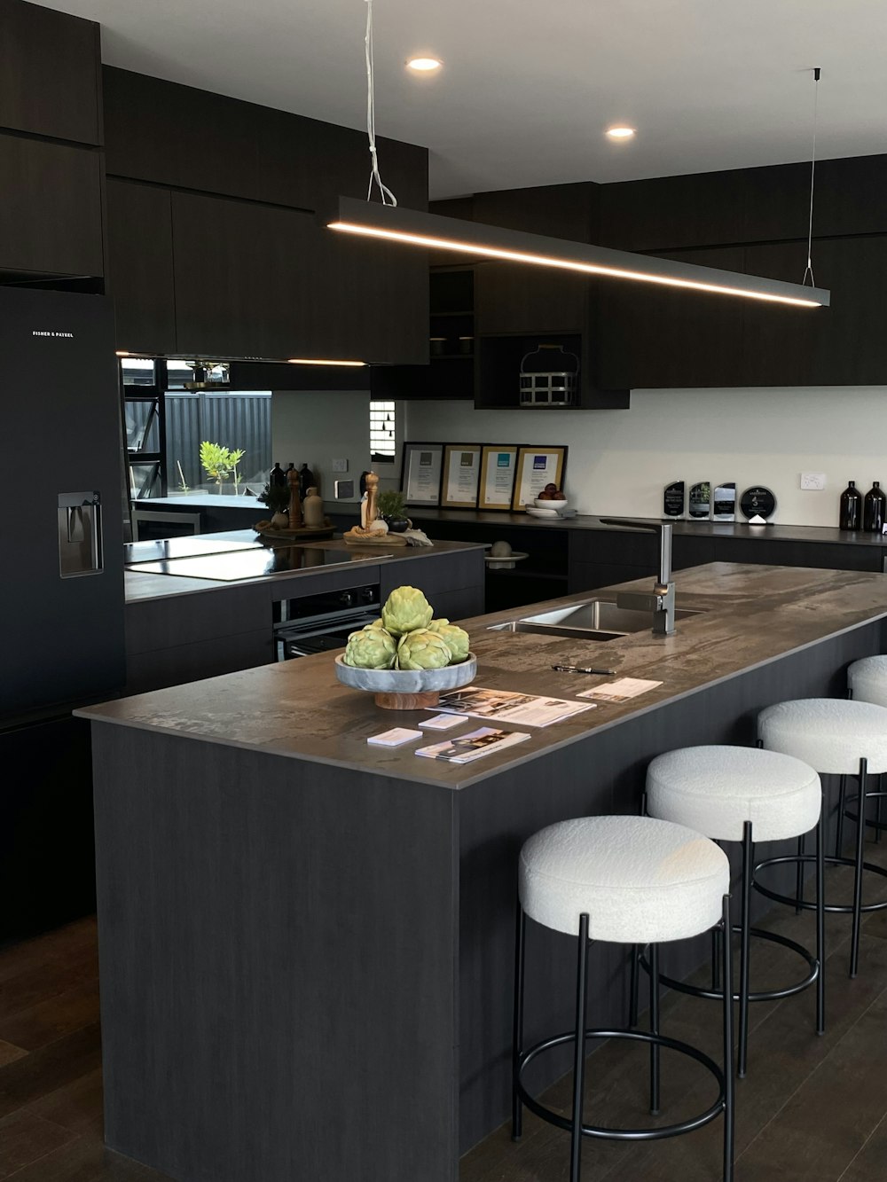 Una cucina con isola centrale con sgabelli foto – Architettura Immagine  gratuita su Unsplash