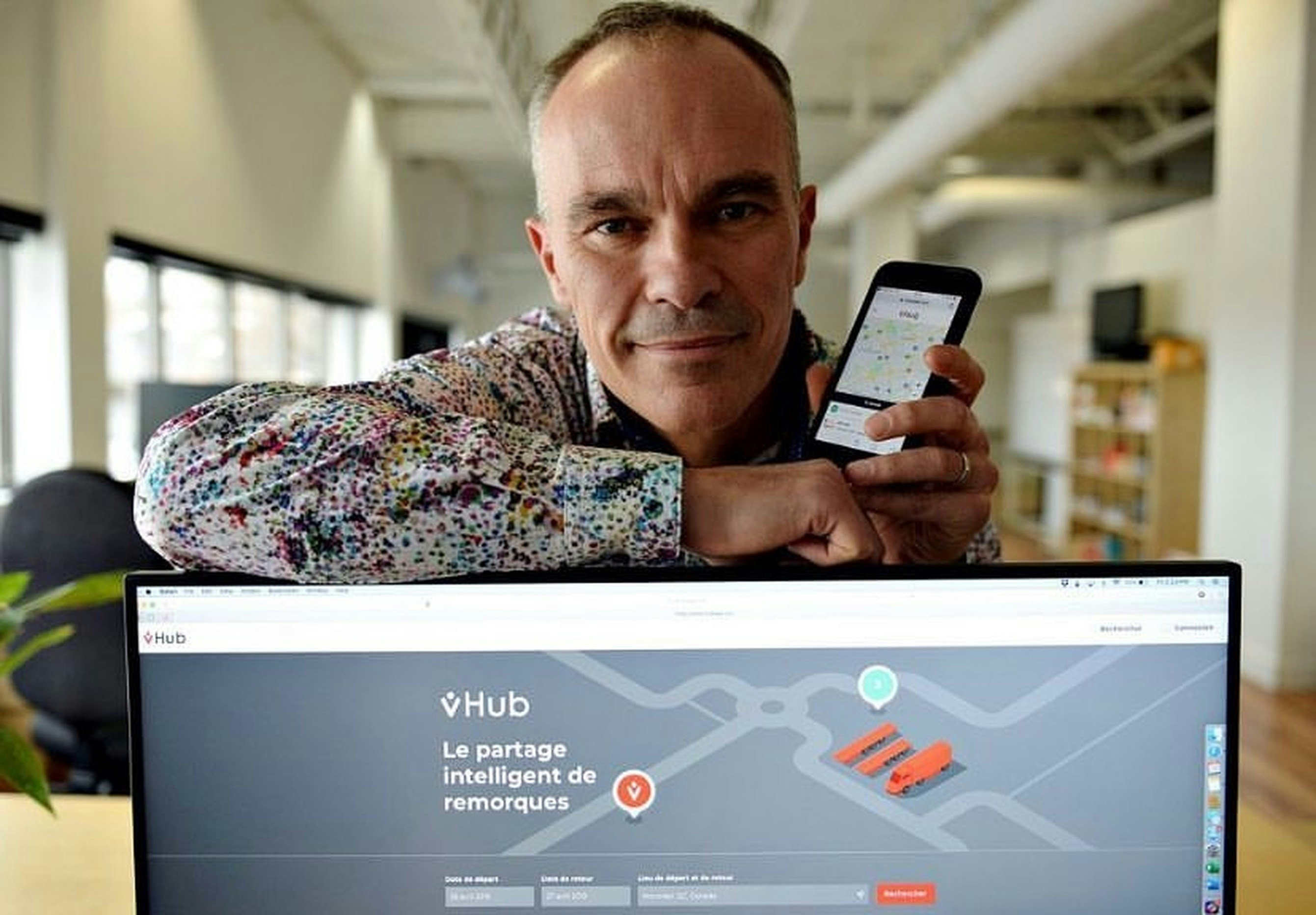 Smartphone affichant une application mobile moderne à côté d'un ordinateur portable avec un site web responsive