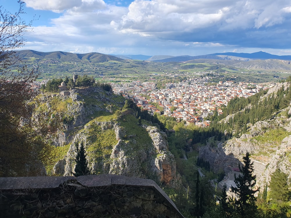 uma vista de uma cidade do topo de uma montanha
