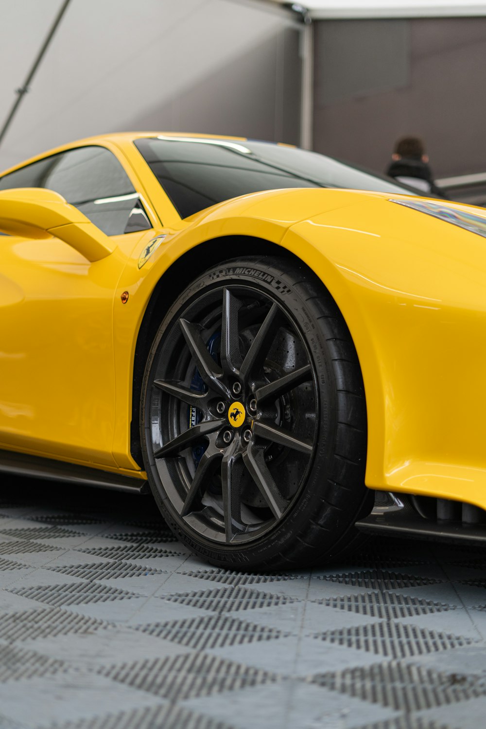 une voiture de sport jaune garée dans un garage