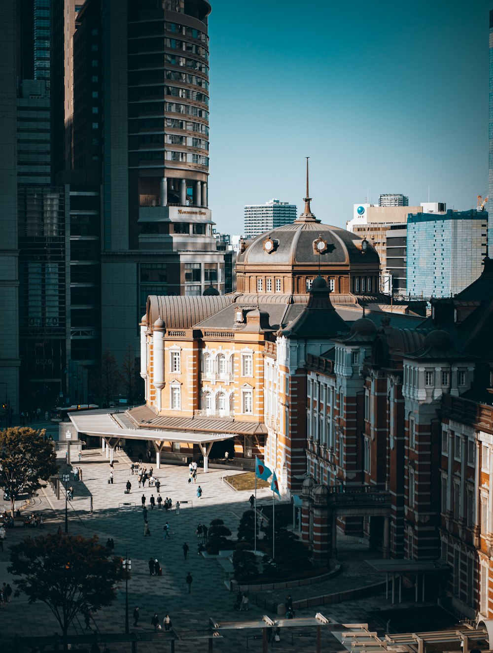 a large building in the middle of a city