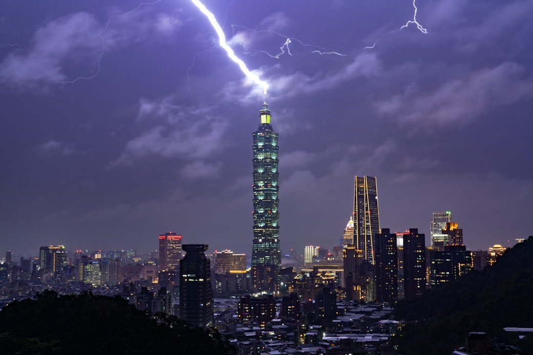 Taipei 101 hit by lightning