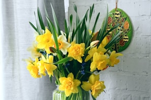 An elegant arrangement showcasing the full narcissus plant, including the bulb, roots, and pristine flowers, styled in a classic Asian-inspired bowl.