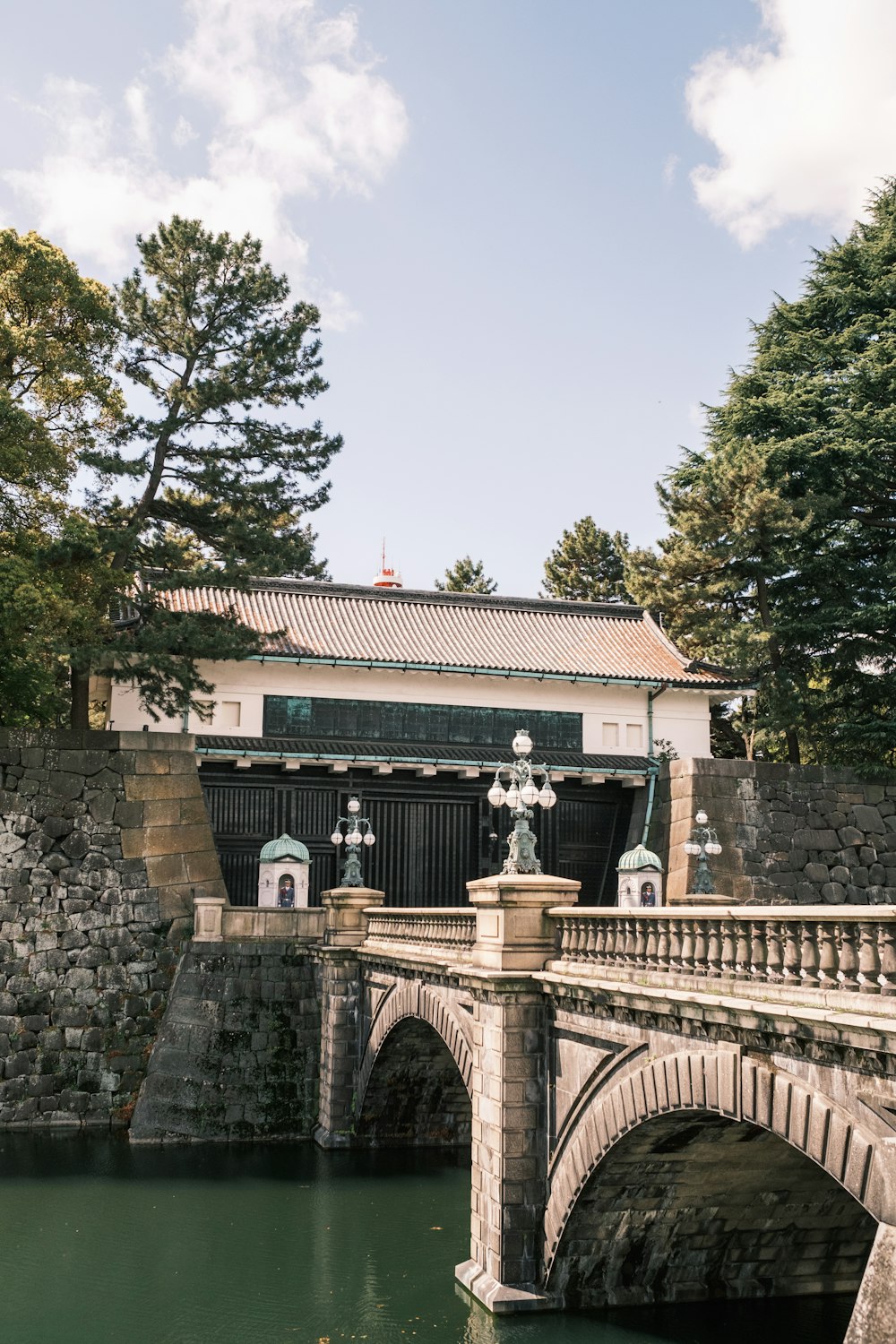 eine Brücke über ein Gewässer mit einem Gebäude im Hintergrund