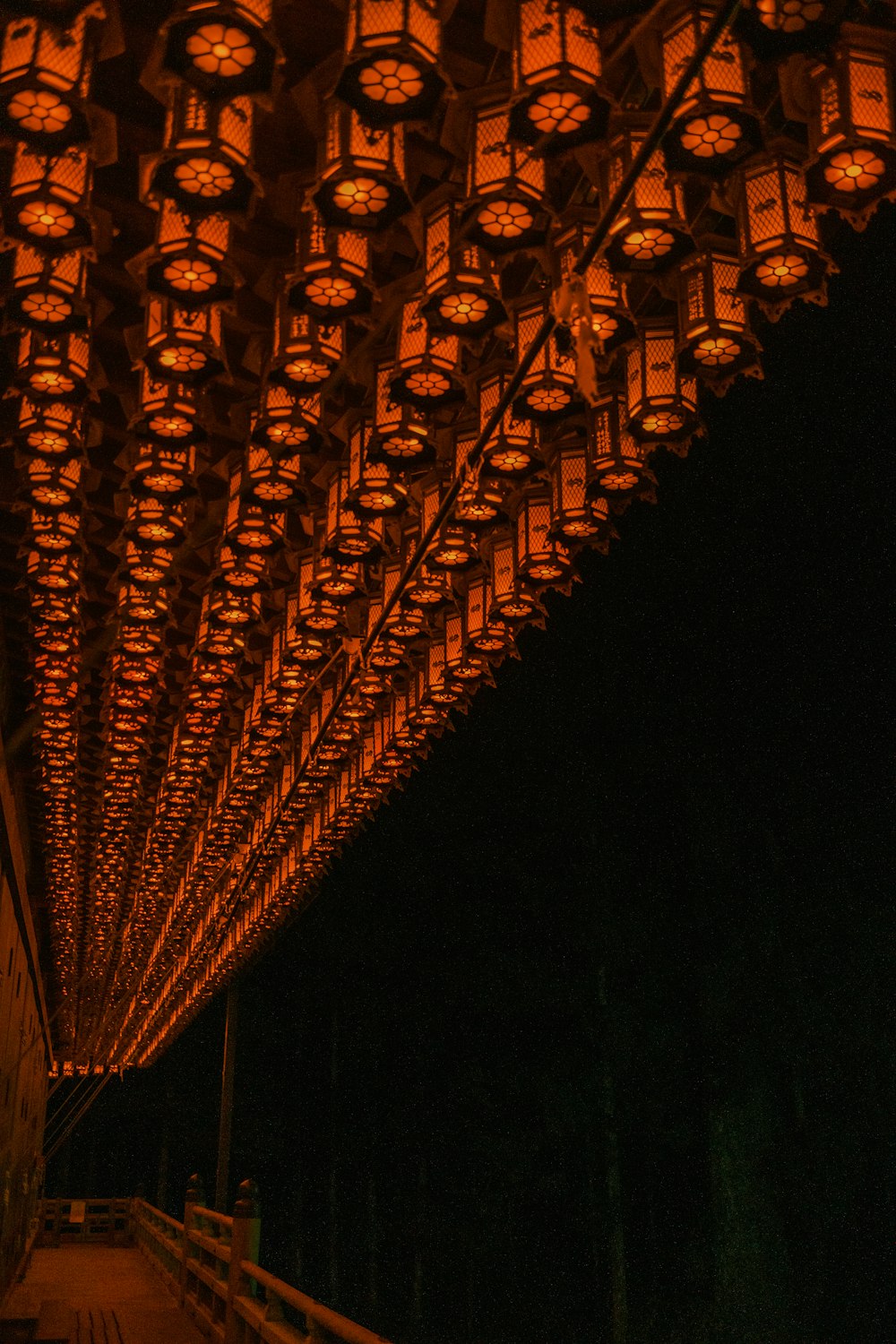 uma longa fila de lanternas iluminadas no escuro
