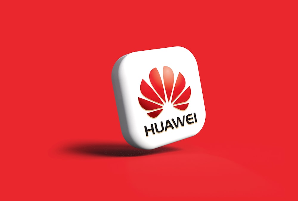 Das Logo des Unternehmens auf rotem Hintergrund