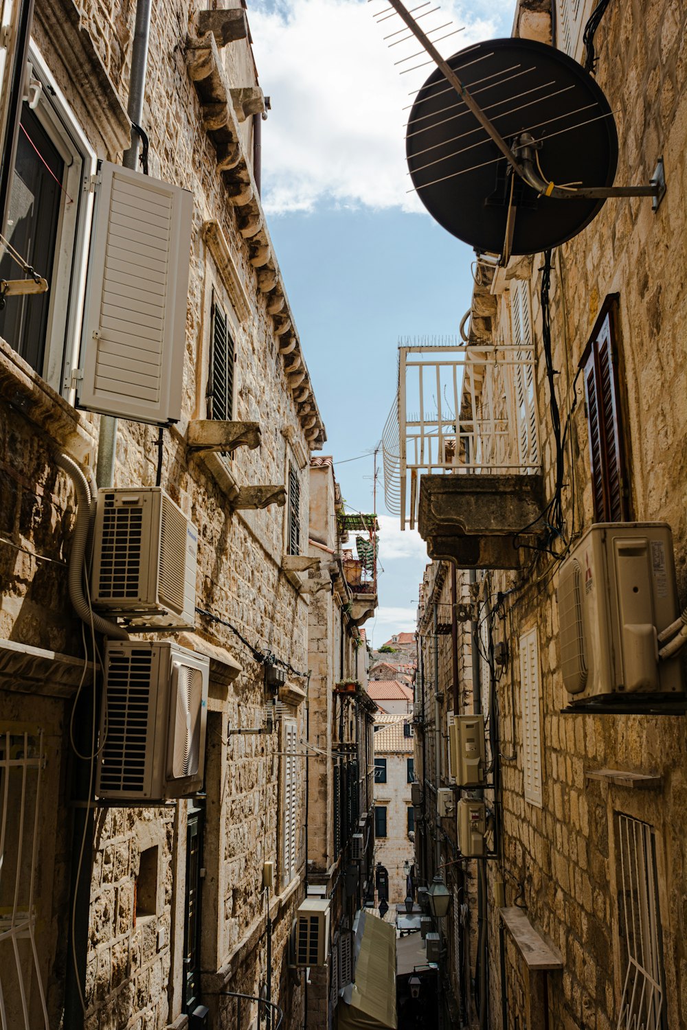 a narrow alleyway between two buildings in a city