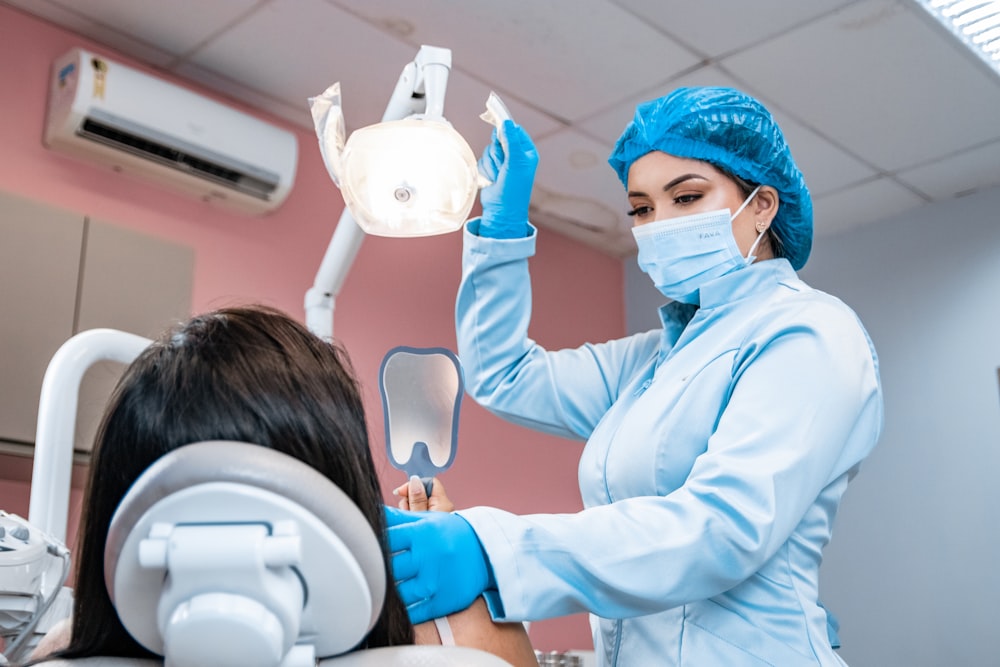 Una donna che si fa controllare i denti da un dentista