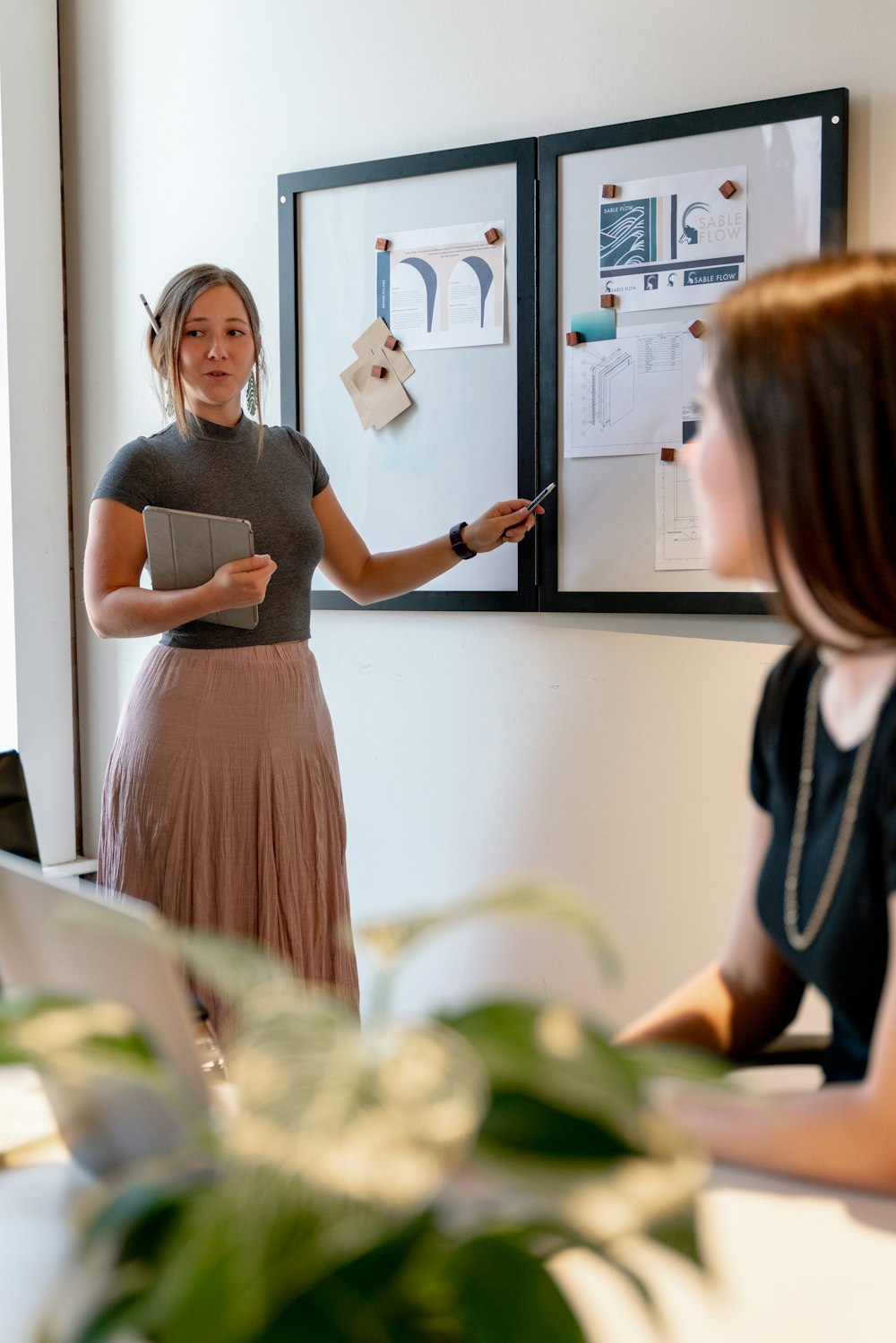 une femme faisant une présentation à un groupe de personnes