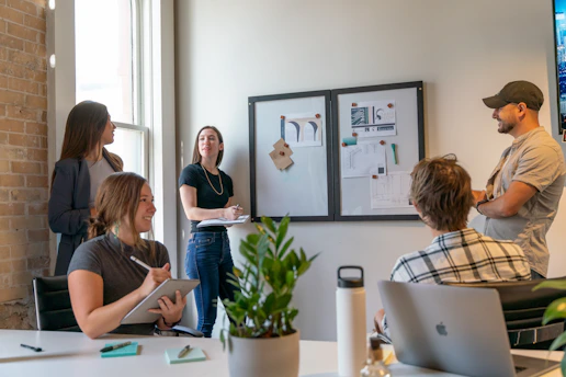 Team bespricht Prozessoptimierung im Büro