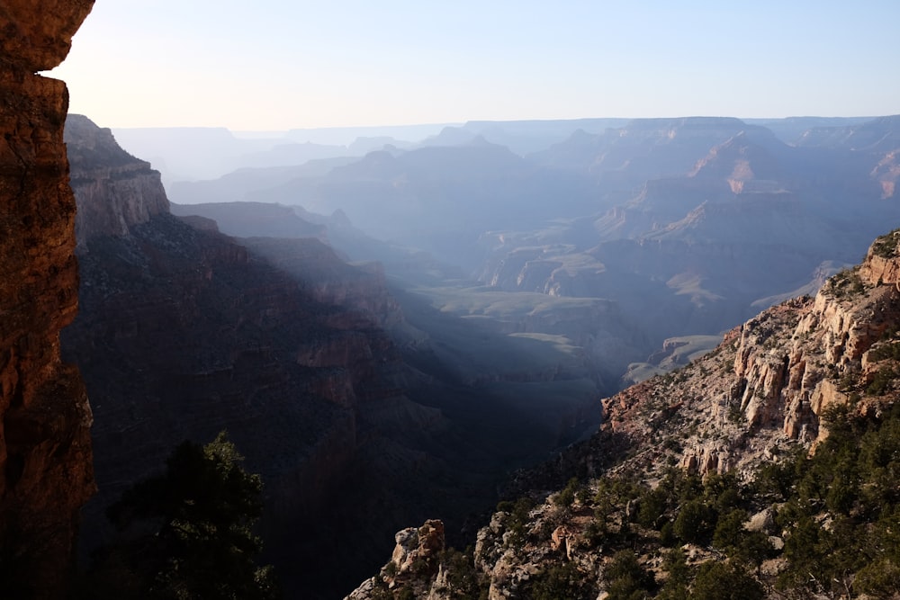 Una vista di un canyon da un punto di vista elevato