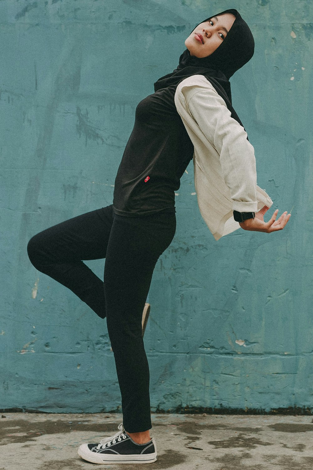 Foto Una mujer con sudadera negra y falda blanca – Imagen Tx gratis en  Unsplash