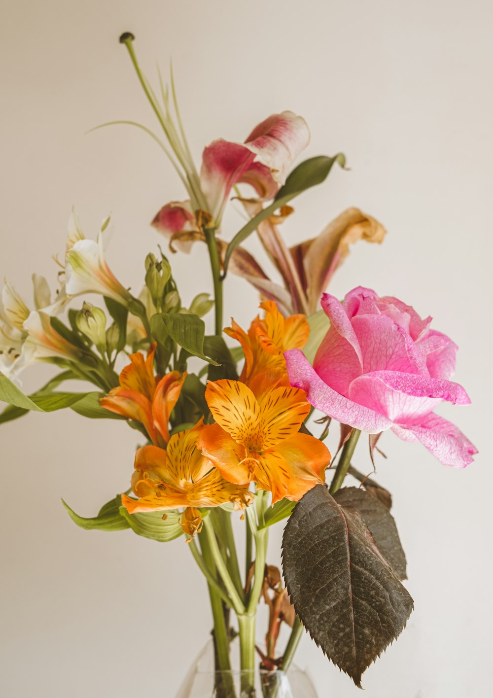 テーブルの上に花でいっぱいの花瓶