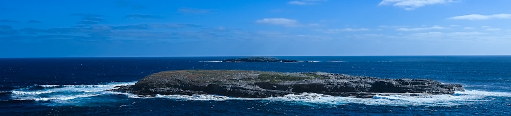 uma pequena ilha no meio do oceano