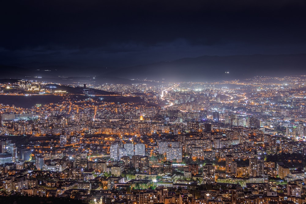 Ein nächtlicher Blick auf eine große Stadt mit vielen Lichtern