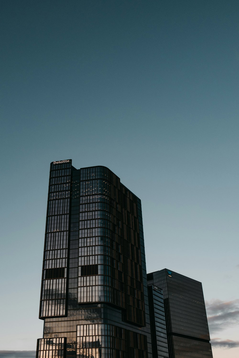 Un par de edificios altos sentados uno al lado del otro