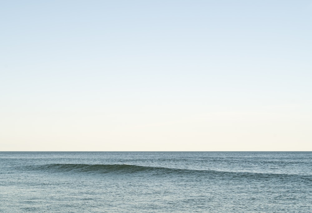 une personne sur une planche de surf sur une vague dans l’océan