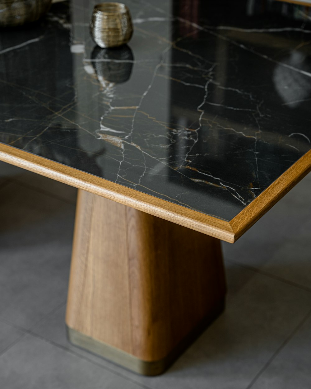 une table en marbre avec une base en bois