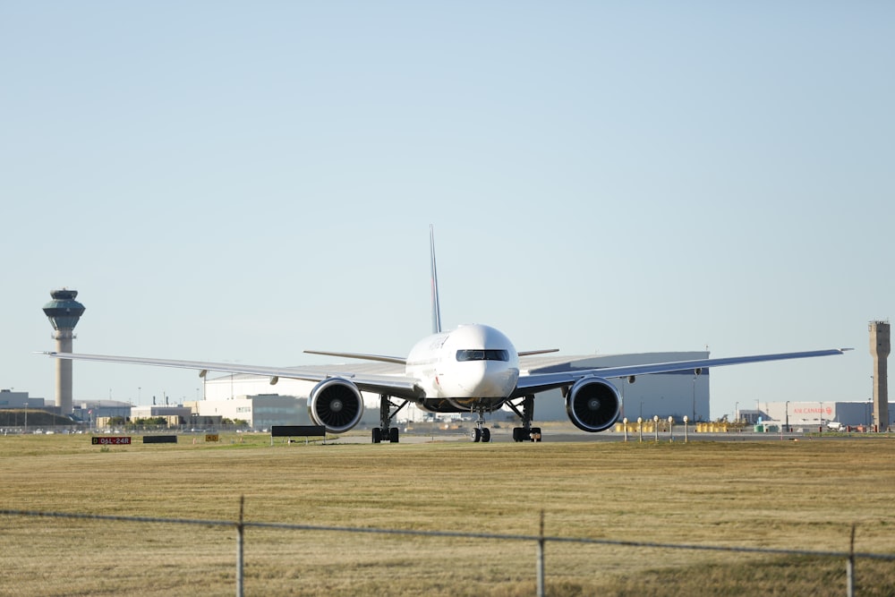 Ein großes Düsenflugzeug, das auf einer Start- und Landebahn eines Flughafens sitzt