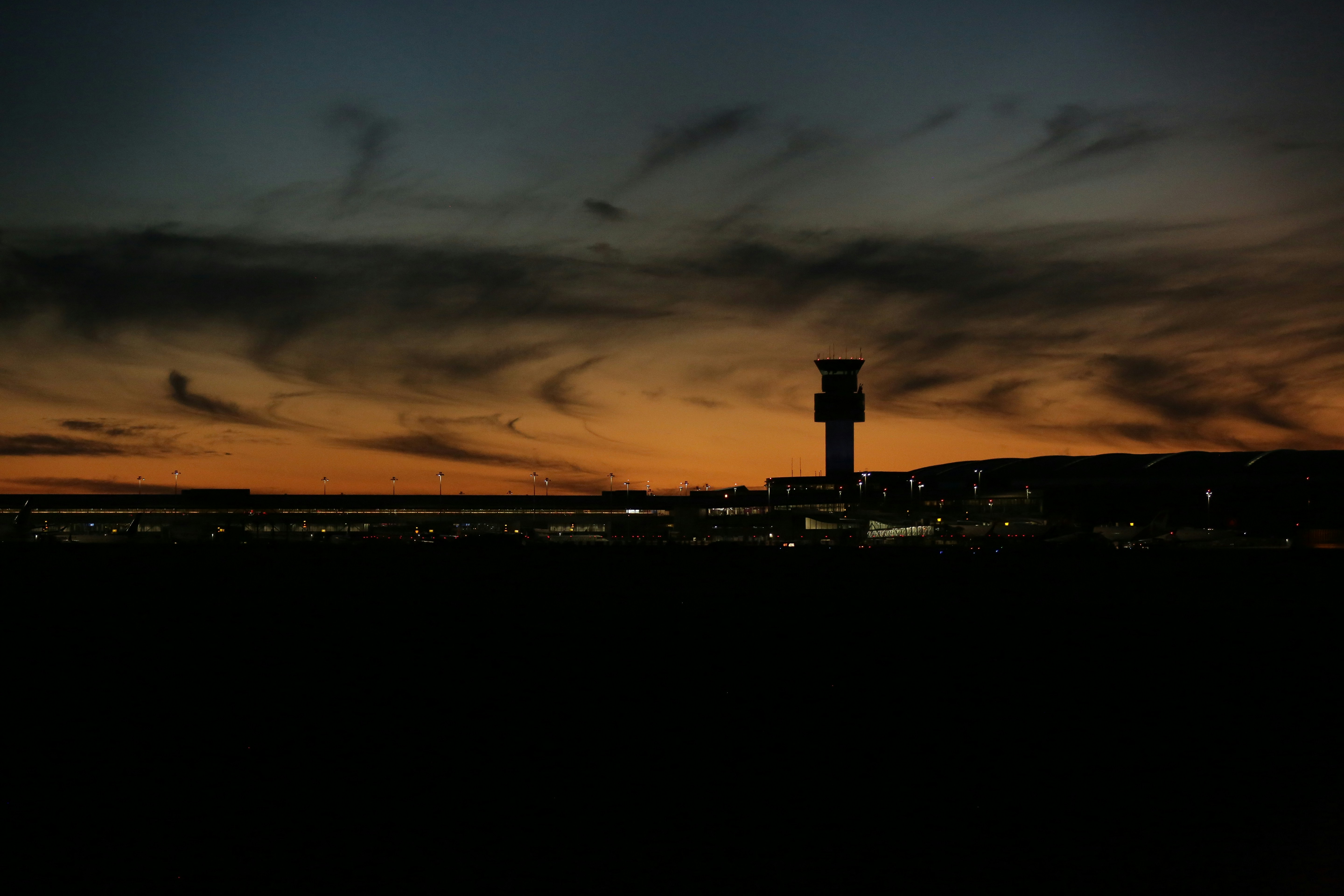 a plane is flying in the sky at night, 