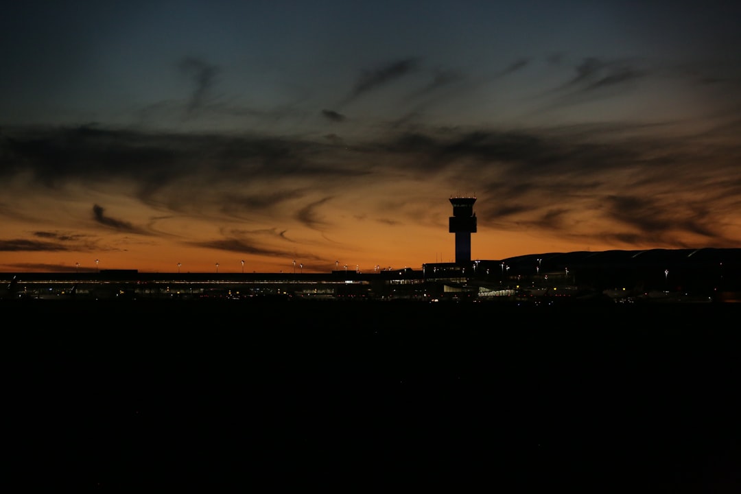 a plane is flying in the sky at night,