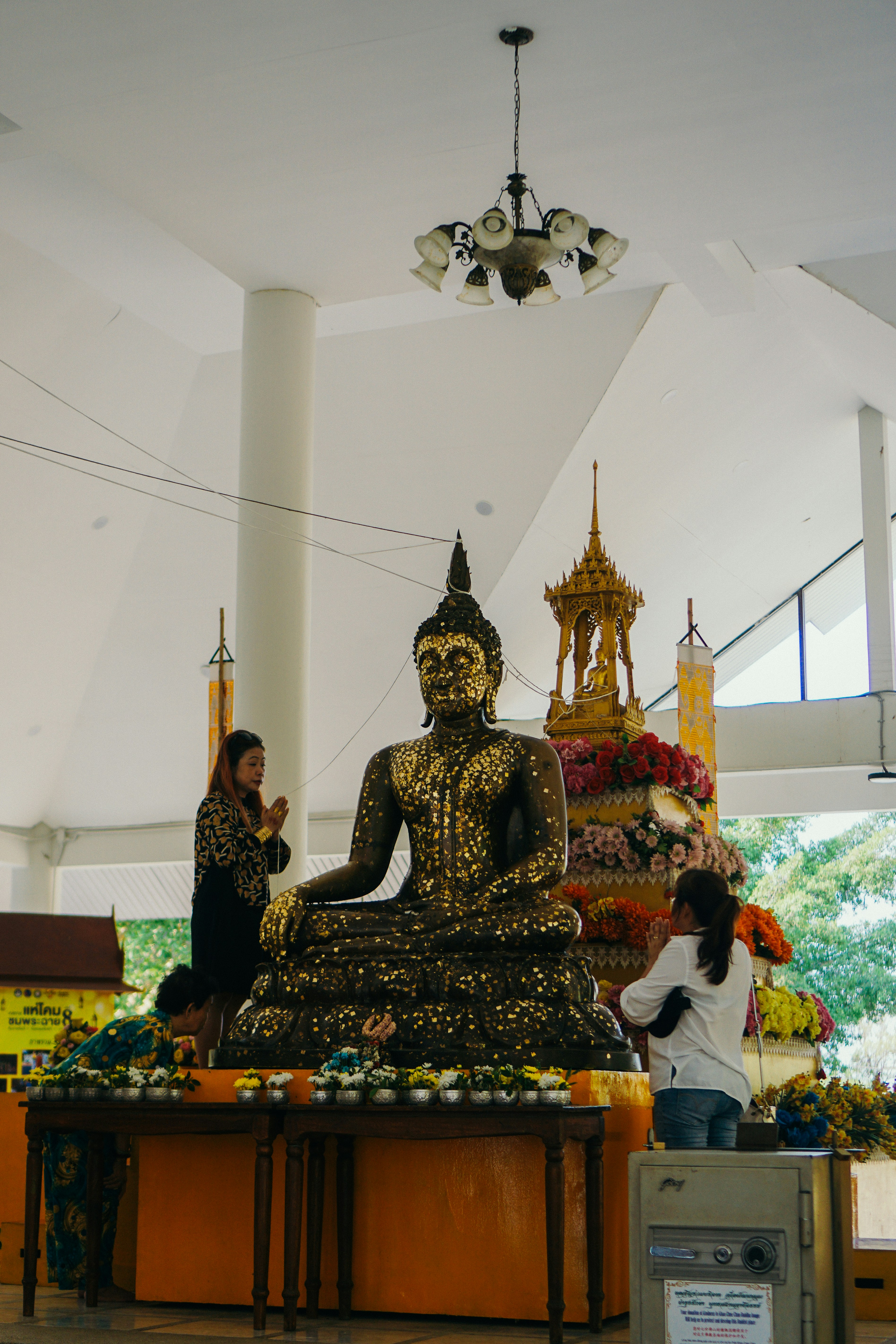仏像の周りに立つ人々のグループ