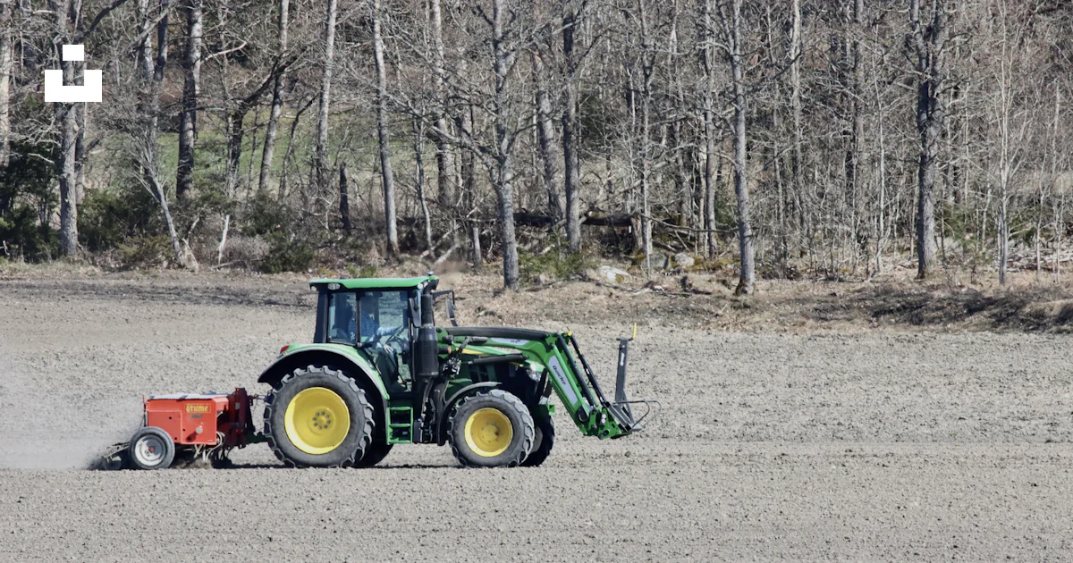 Arando Foto Un tractor arando un campo con un arado – Imagen Fredrikstad ...