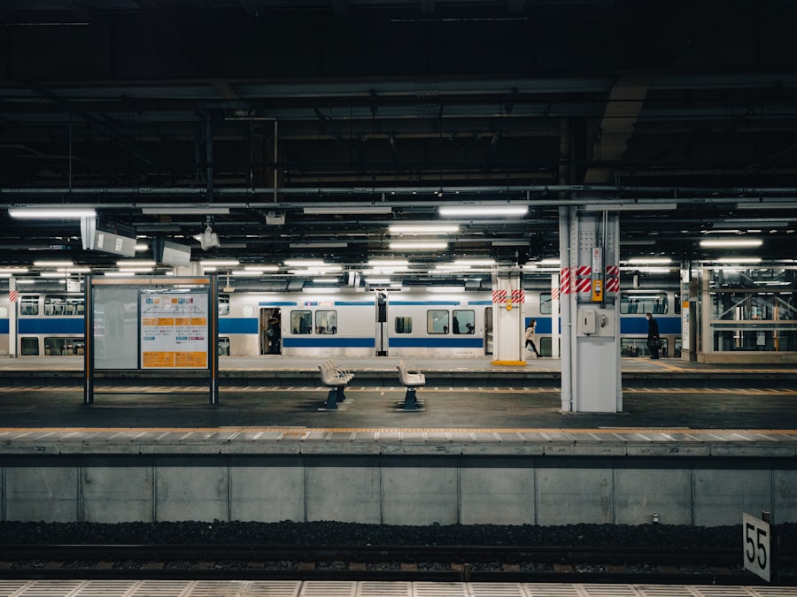 電車が停車する駅のプラットフォーム