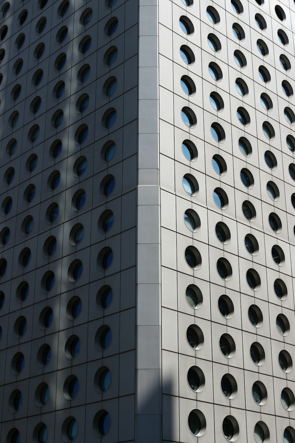 Ein hohes Gebäude mit vielen runden Fenstern