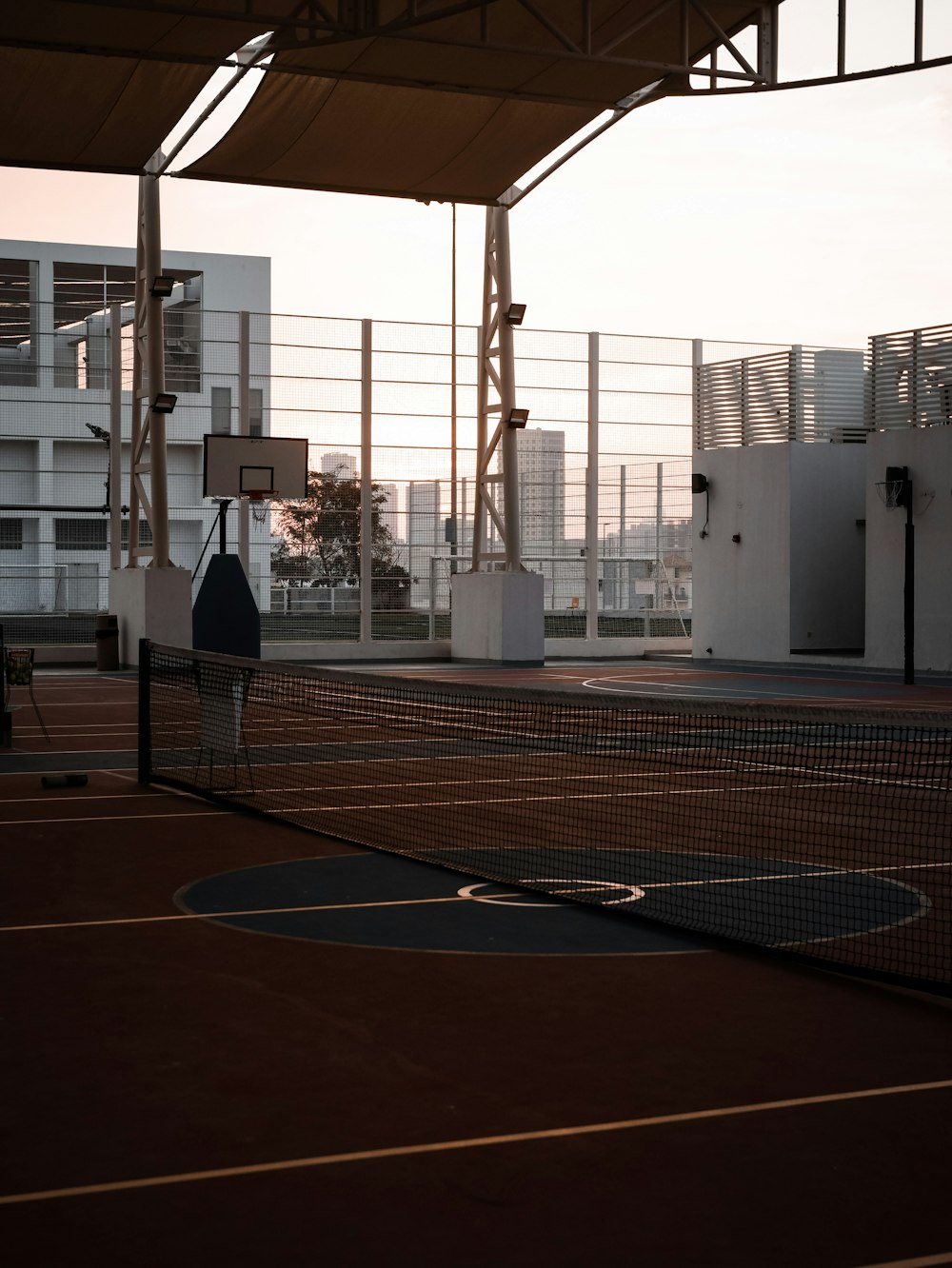 Un hombre parado en una cancha de tenis sosteniendo una raqueta de tenis