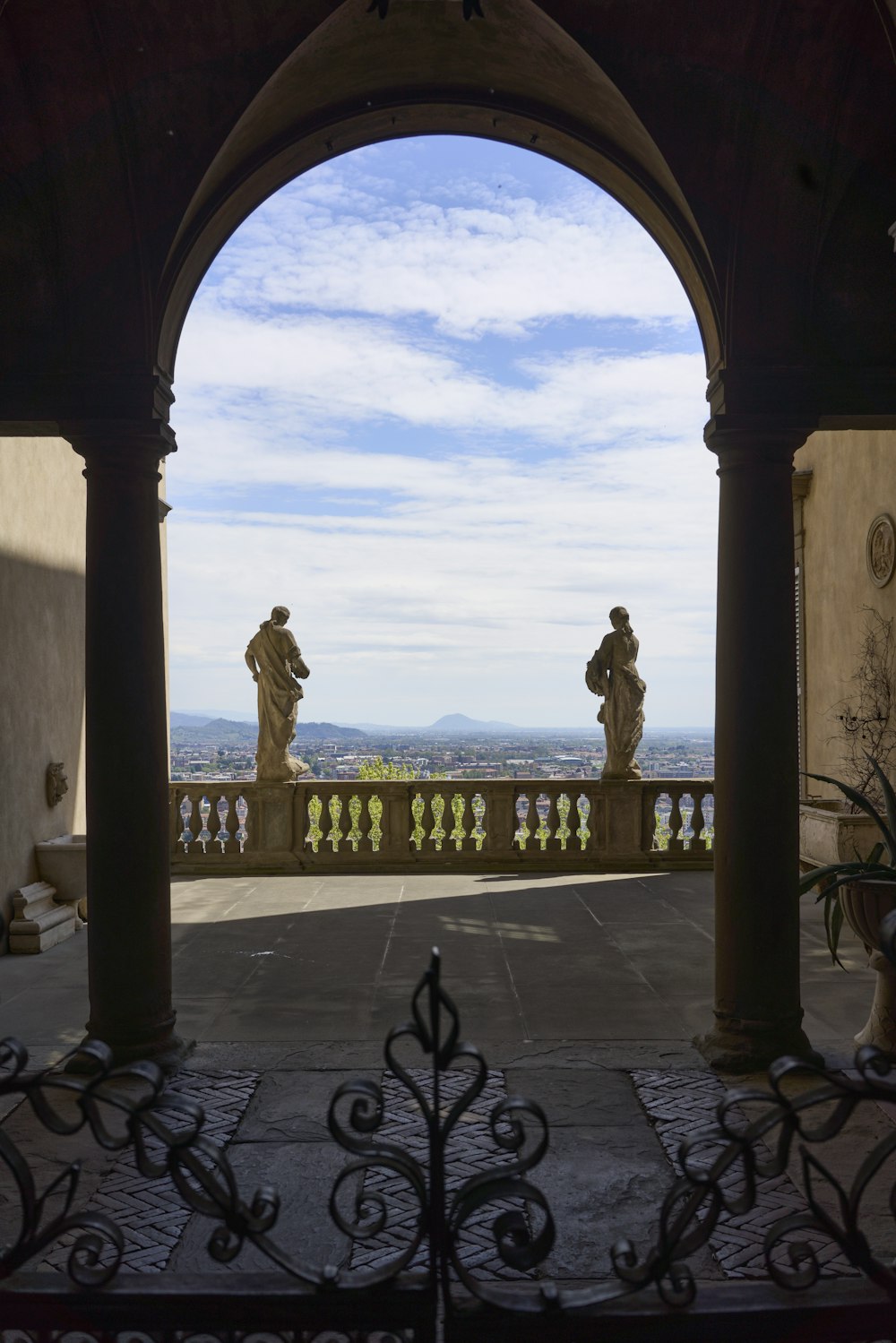 Ein Blick auf eine Statue eines Mannes und einer Frau von einem Balkon