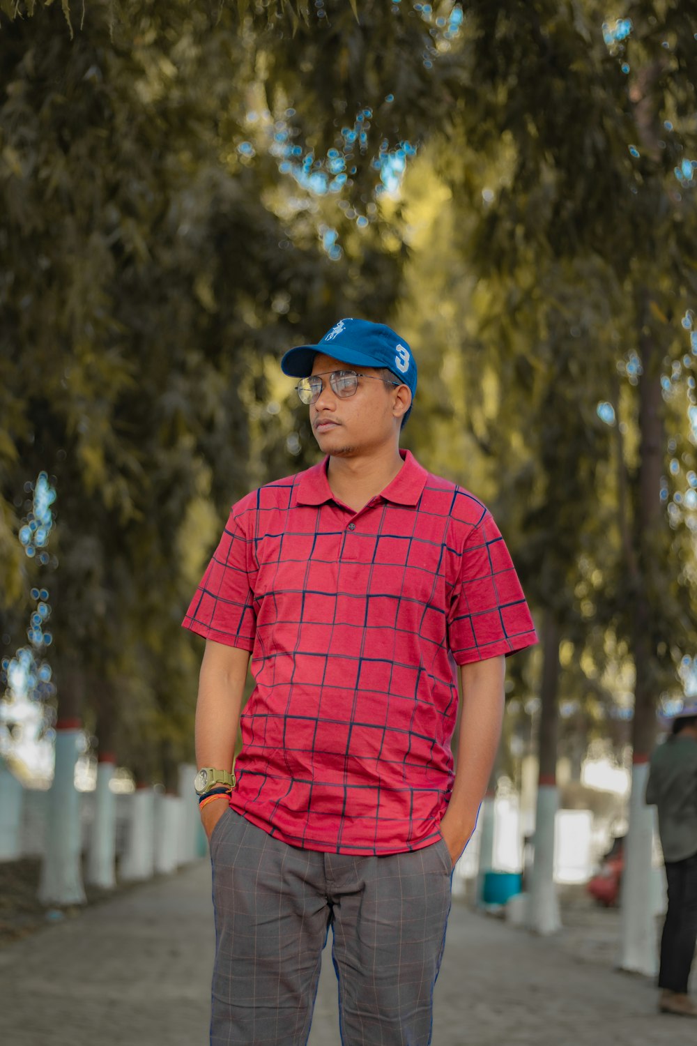 A man in a red shirt and a blue hat photo – Free Sleeve Image on Unsplash