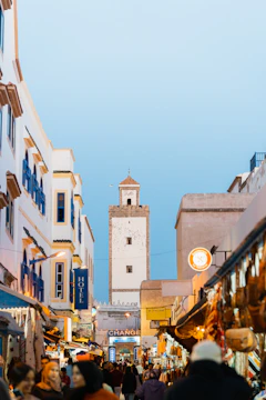 A colorful street market scene in Marruecos bustling with locals and tourists.