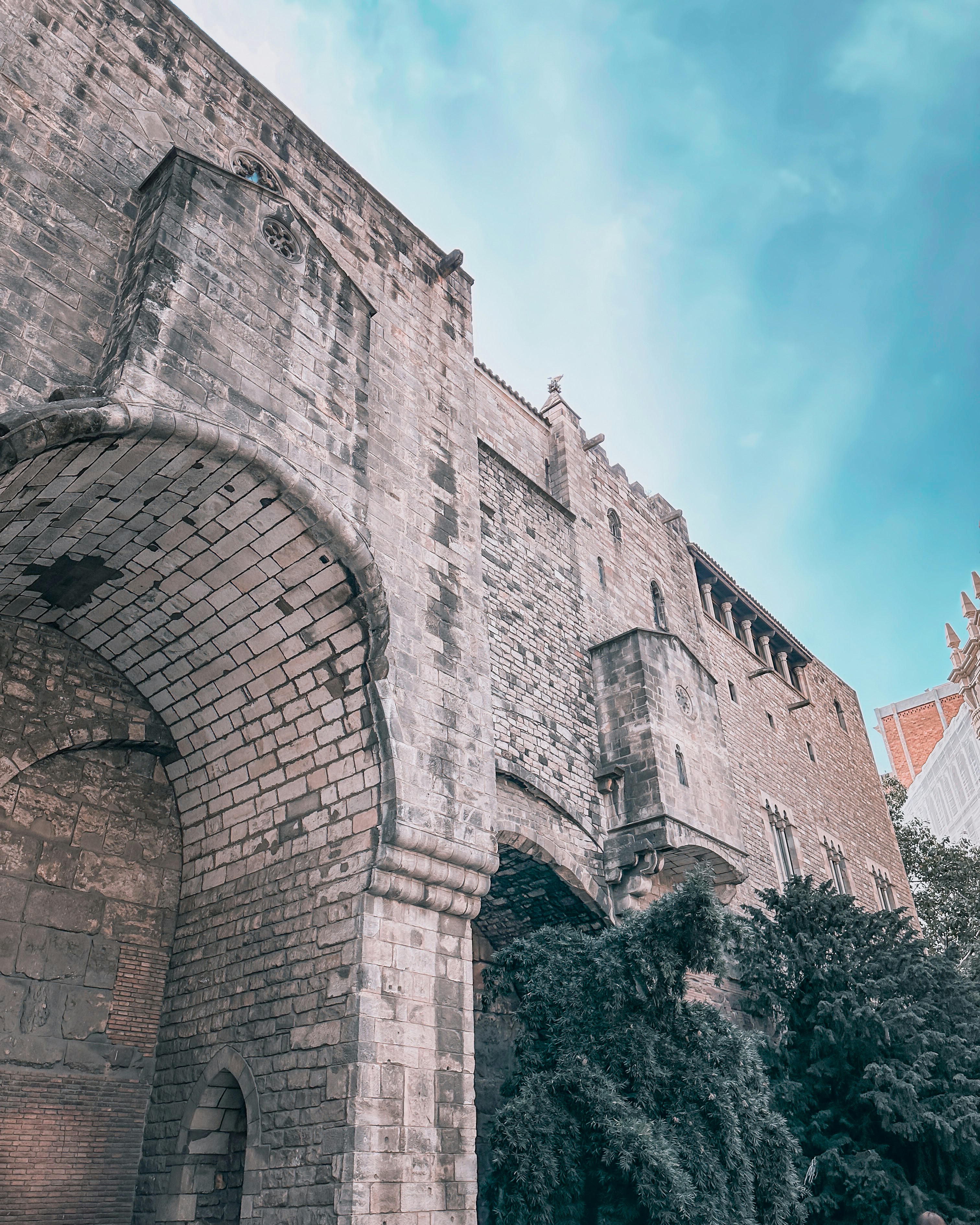 📍 Barcelona - Discovering the backstreets and monuments of Barcelona while admiring the beautiful architecture. 🇪🇸