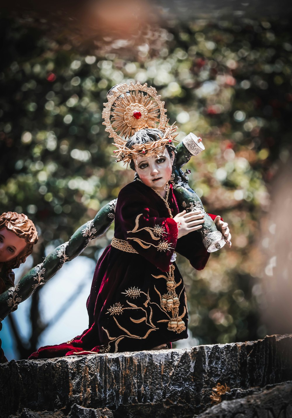 una mujer vestida con un traje y un tocado