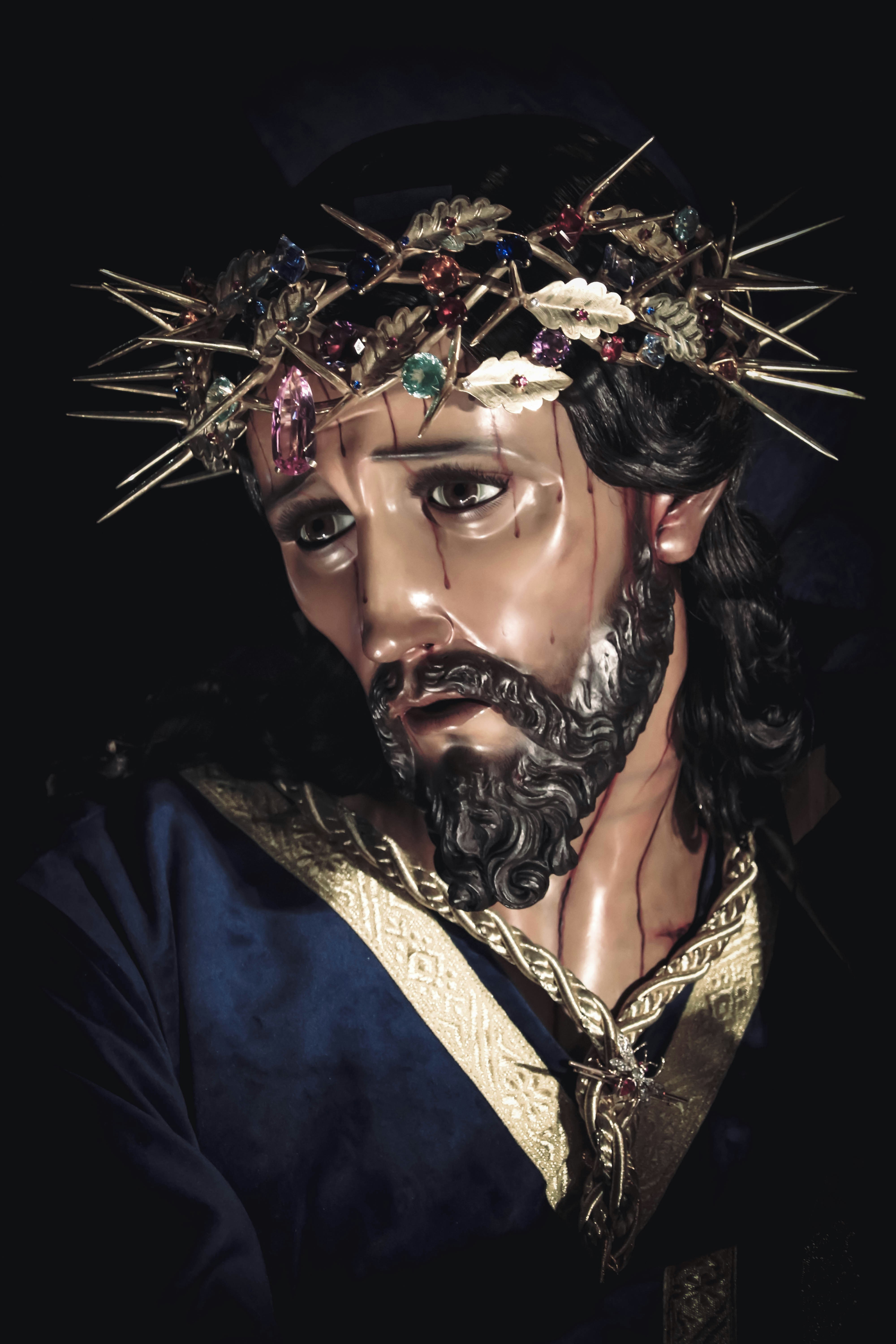 a statue of jesus with a crown on his head