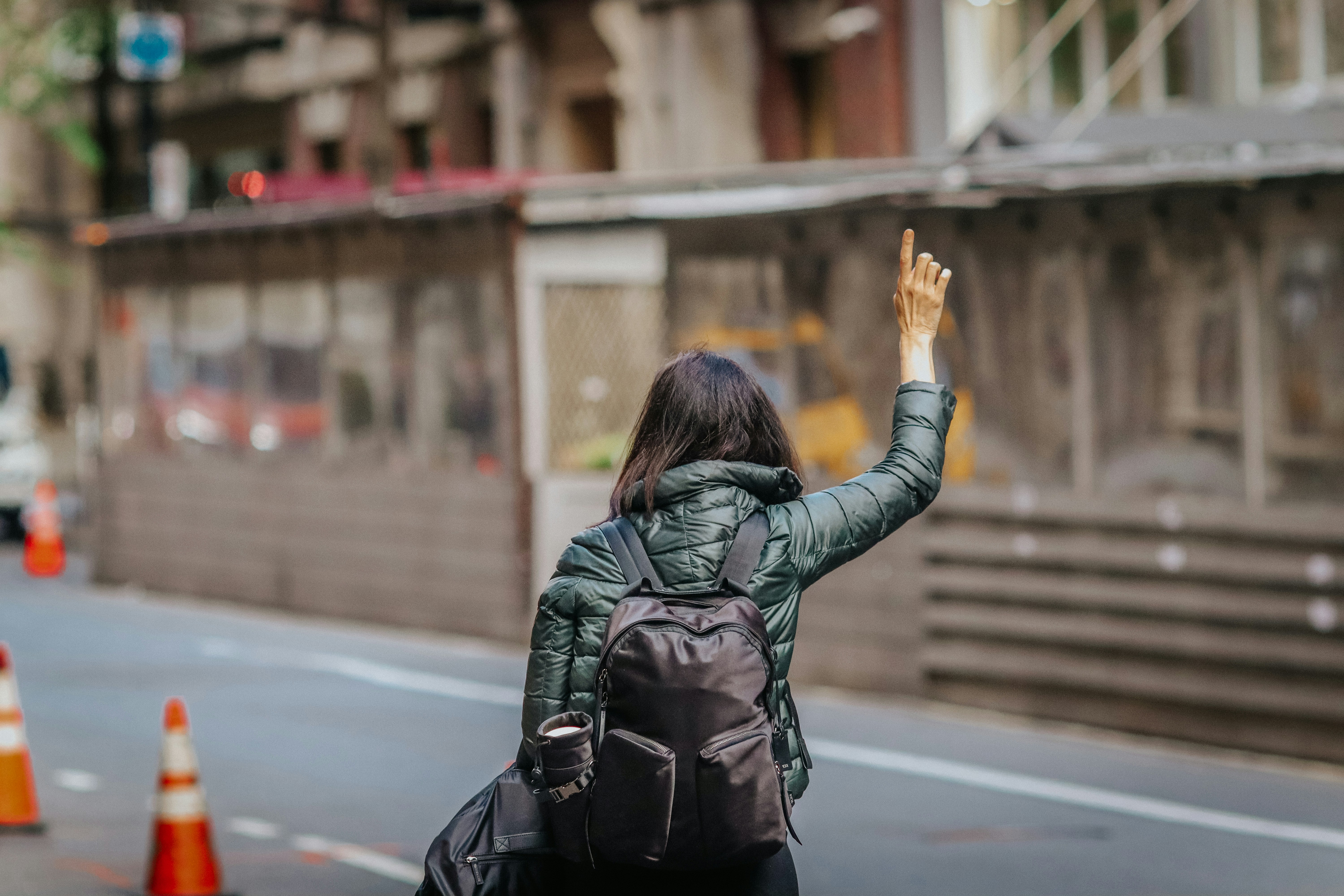 Una mujer con la mano en alto