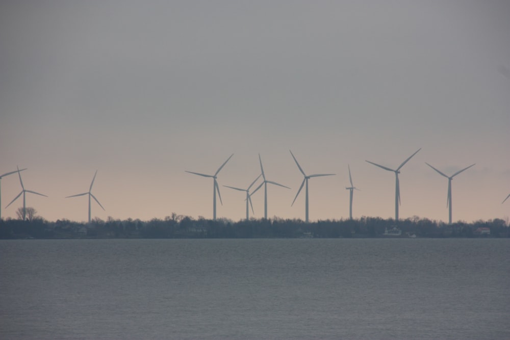 Una fila de turbinas eólicas en la distancia