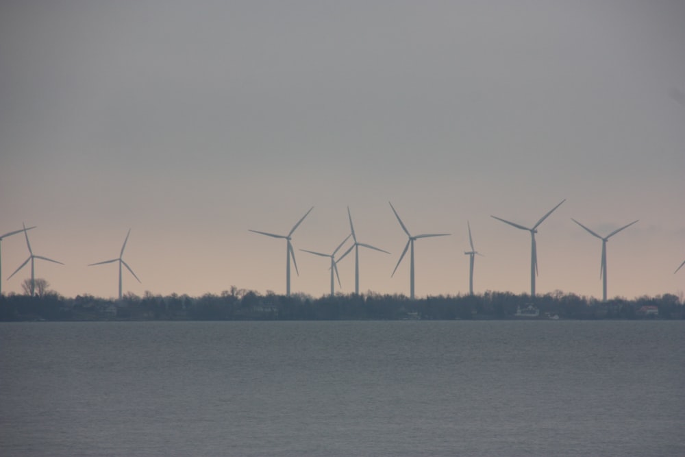 Una fila di turbine eoliche in lontananza