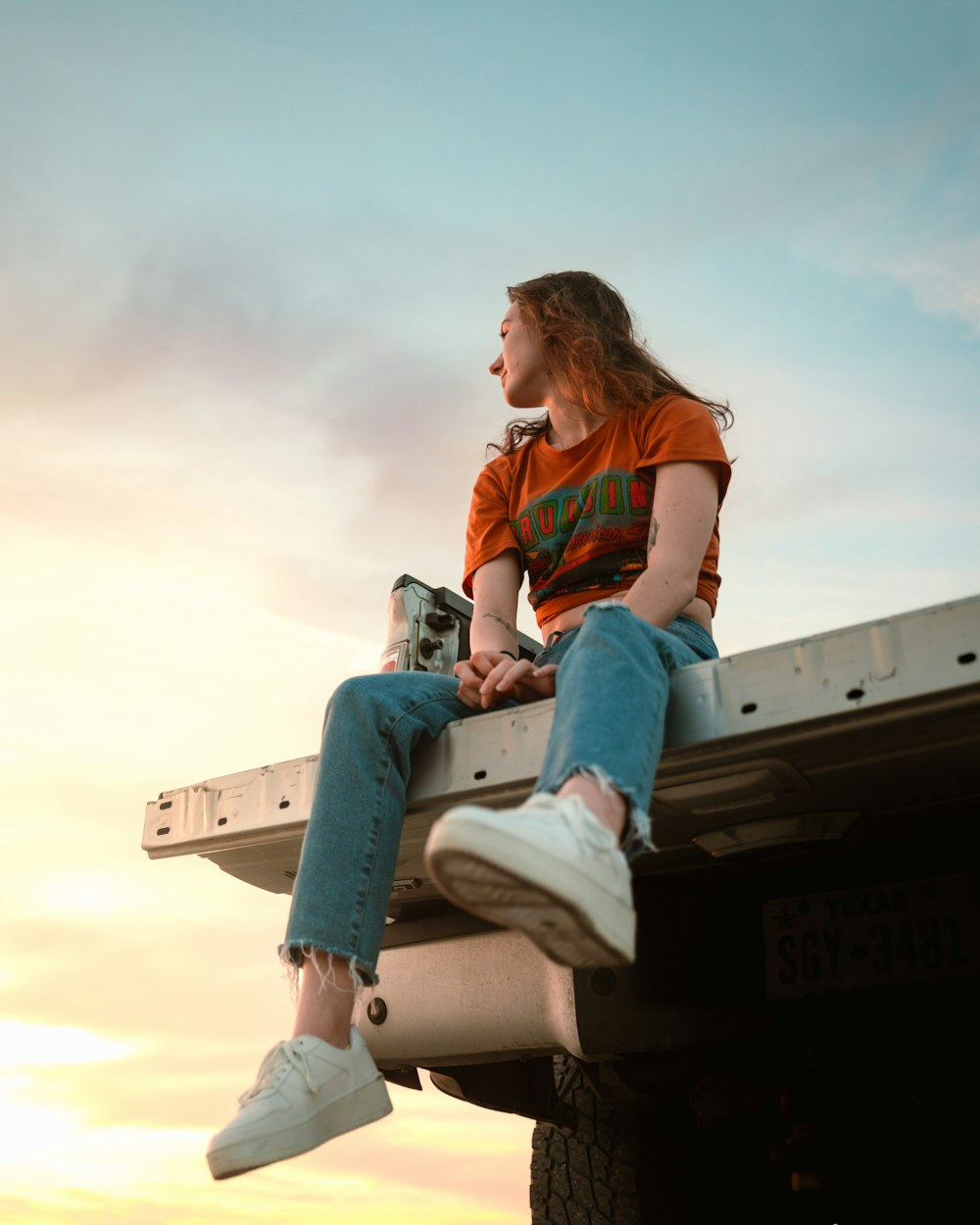 Una donna seduta sul retro di un camion