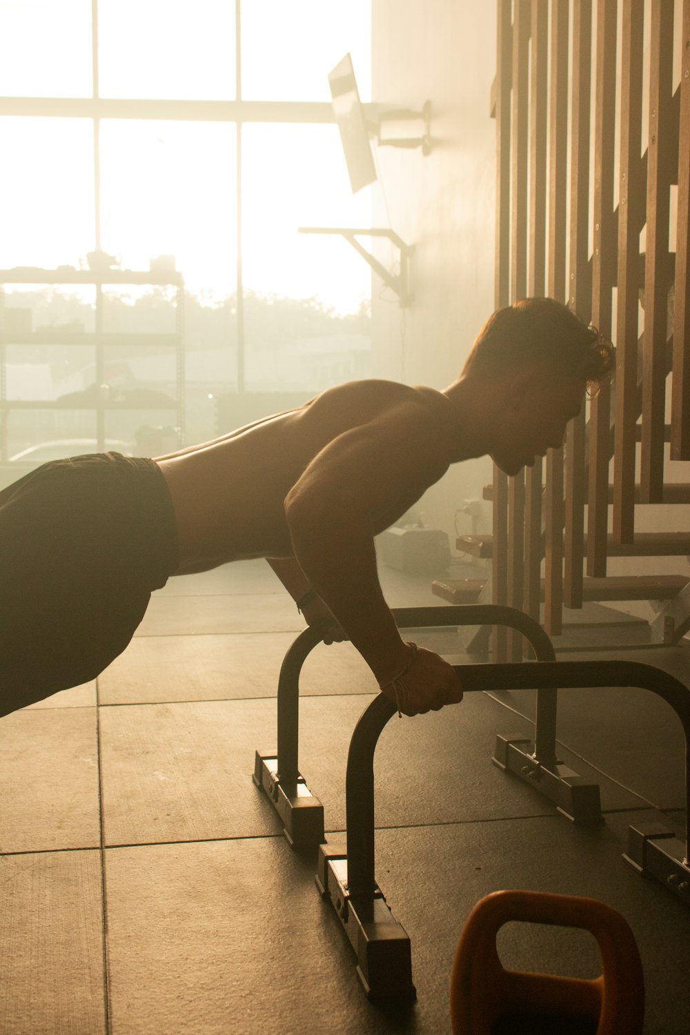 um homem está fazendo flexões em uma máquina