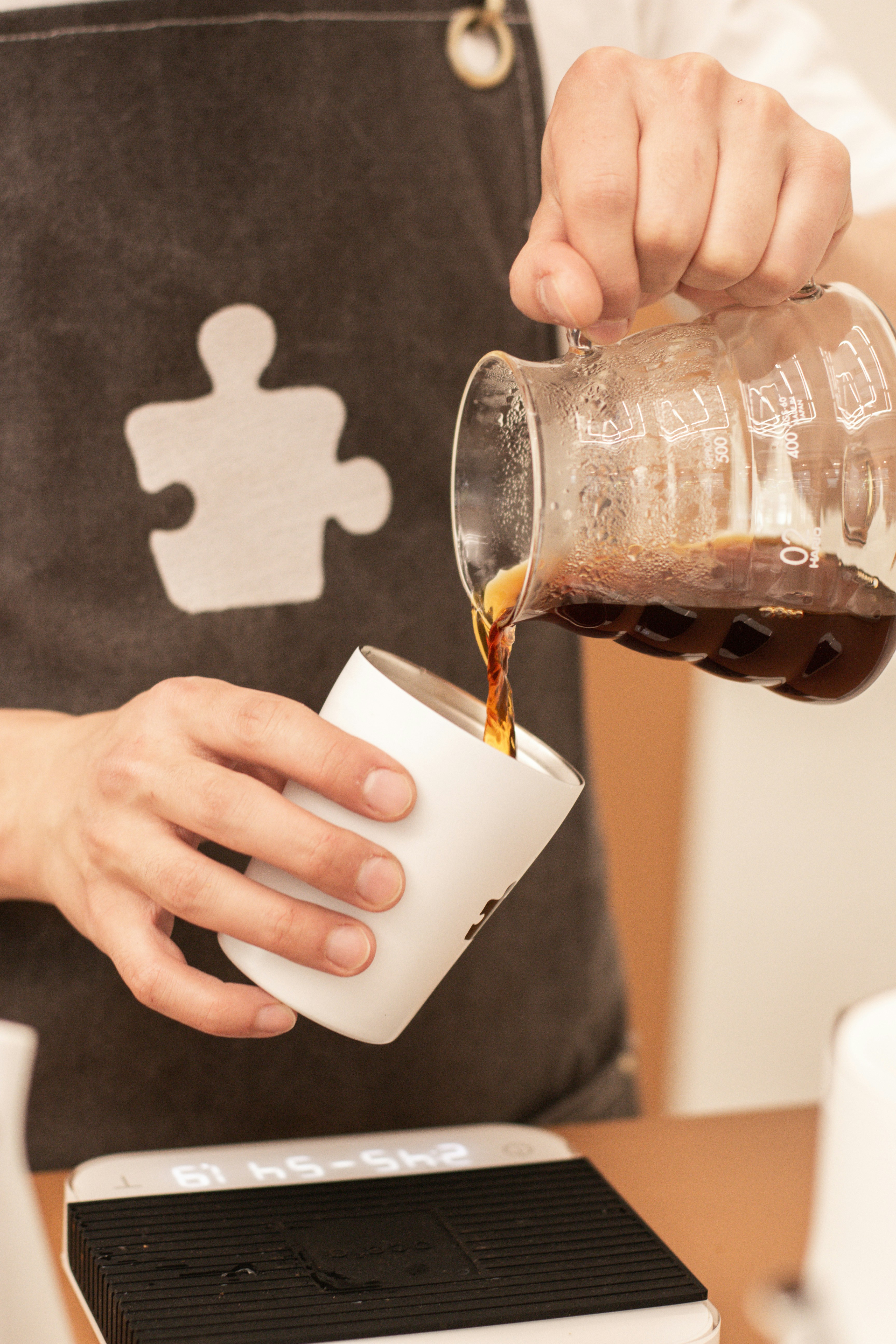 une personne versant du café dans une tasse