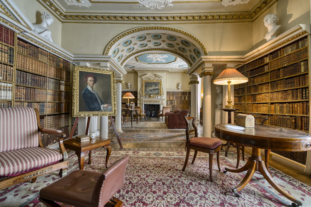 Una habitación llena de muchos libros y muebles