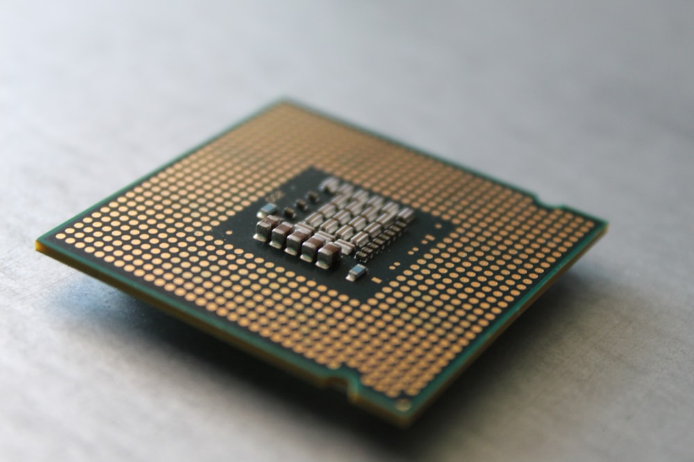 Un primo piano di un chip della CPU su un tavolo