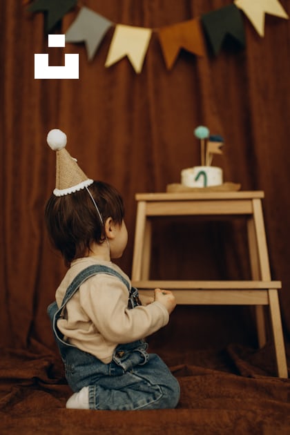 Un bébé portant un chapeau d'anniversaire assis sur un canapé photo – Fête  d'anniversaire Photo sur Unsplash