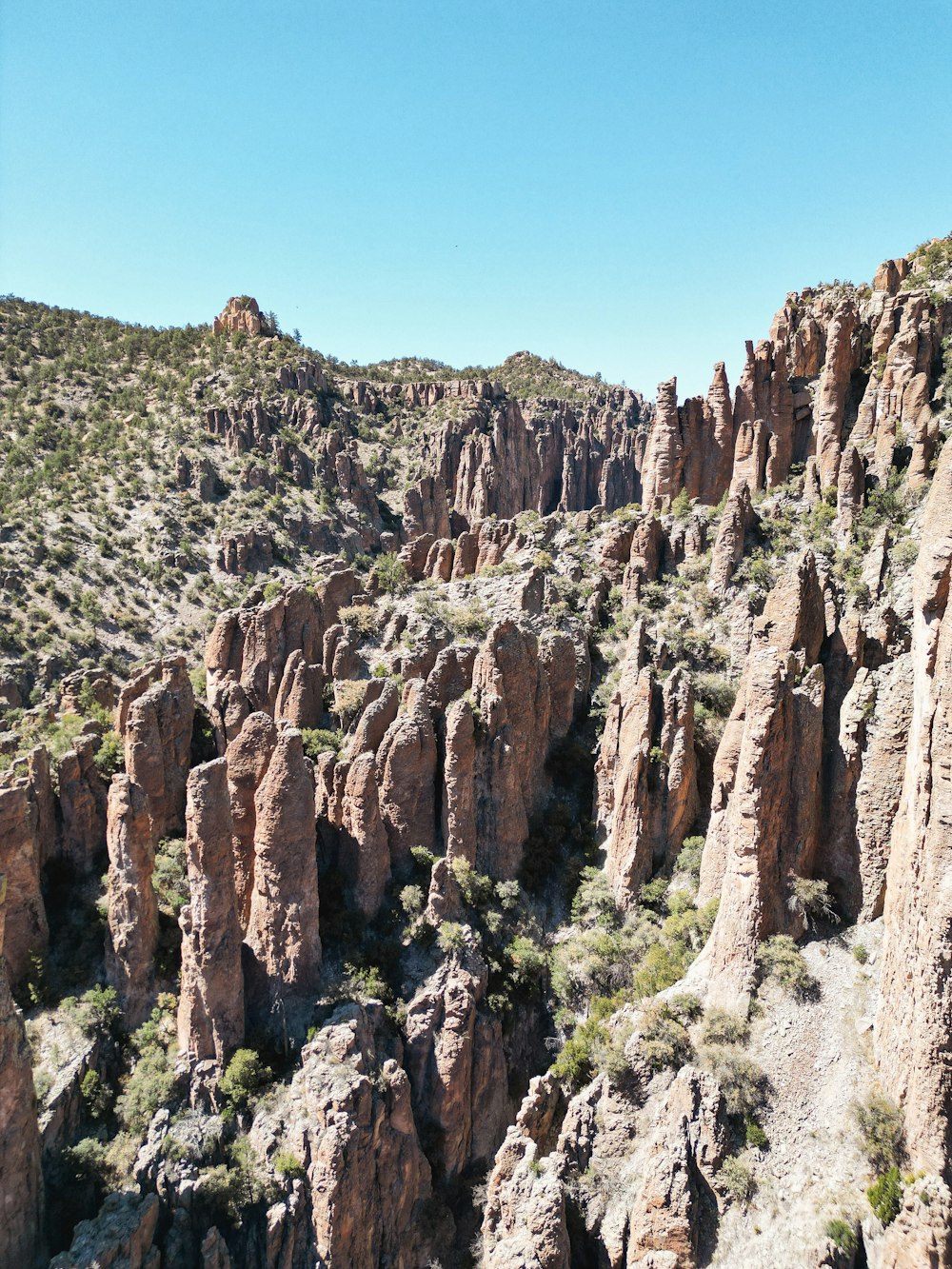 Un paesaggio roccioso con una montagna sullo sfondo